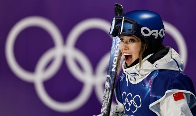 九游体育注册登录-谷爱凌大心脏！第2跳摔倒，总分第2晋级大跳台决赛