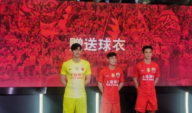 九游体育下载-记者晒海港新赛季球衣上身照：红得比较清新一些，挺好看的